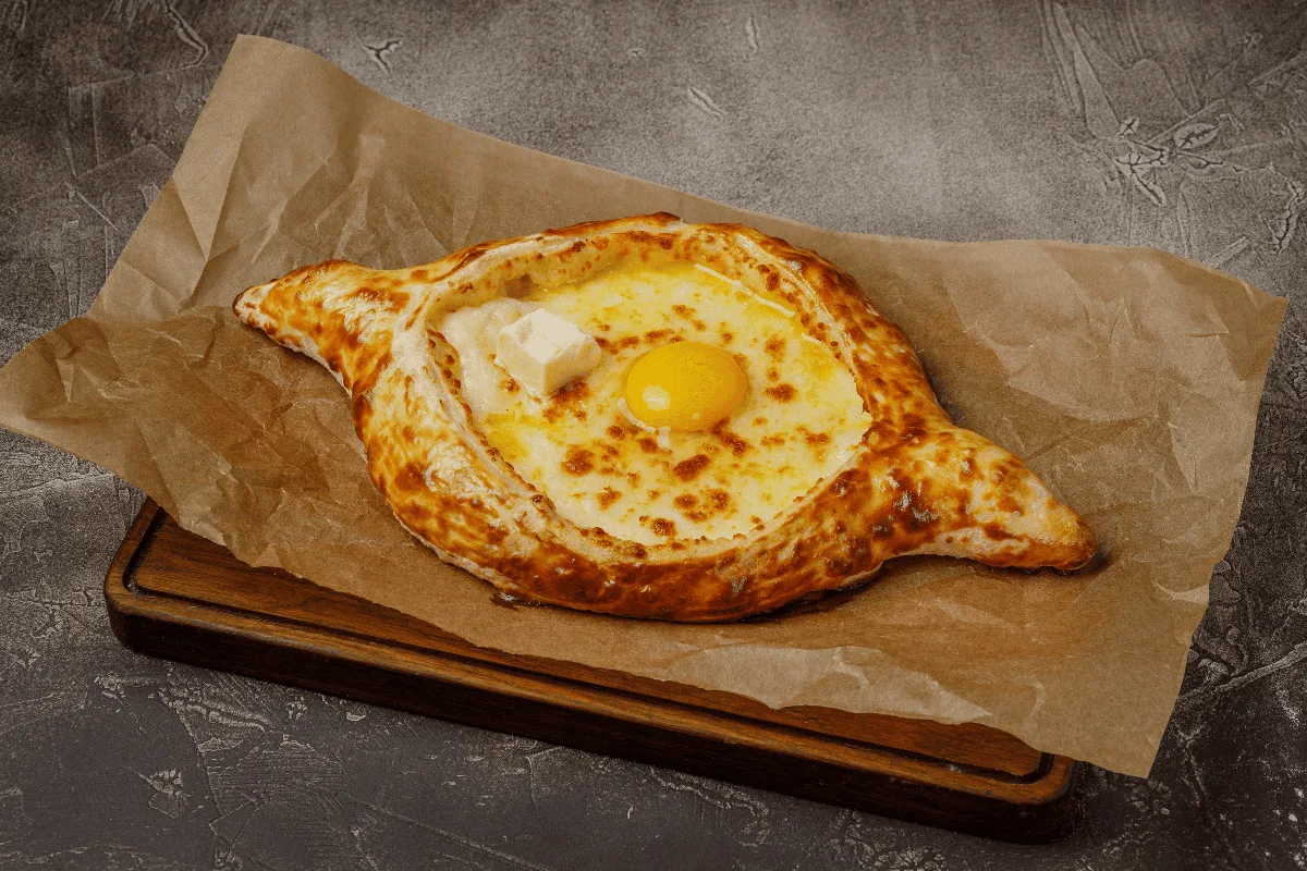 Хачапури (аджарский, лодочка с сыром)